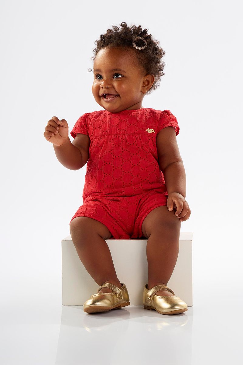 banho-de-sol-para-bebe-menina-em-laise-com-forro-vermelho