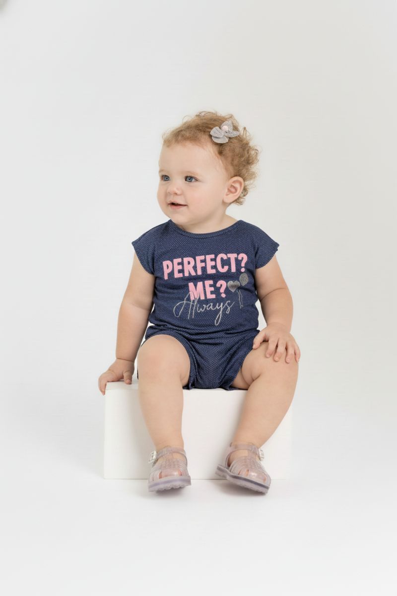 Bebê Menina com conjunto de Blusa e Short