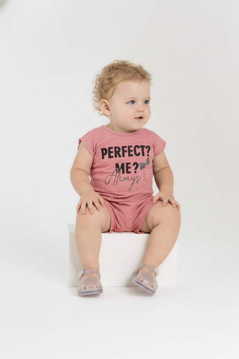 Bebê Menina com conjunto de Blusa e Short