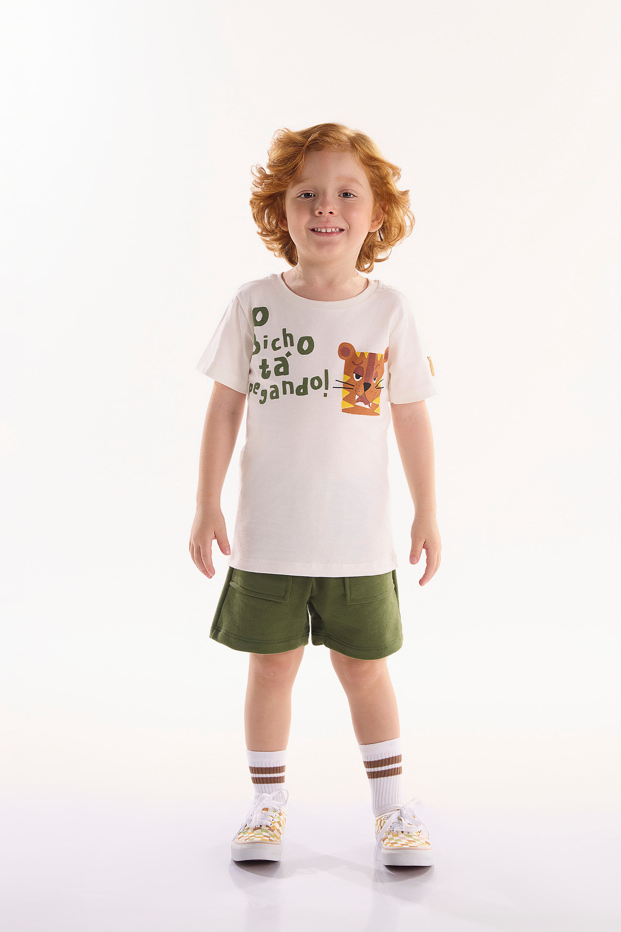 Conjunto Safári Infantil Masculino com Camiseta e Short (Off White) Três e Já
